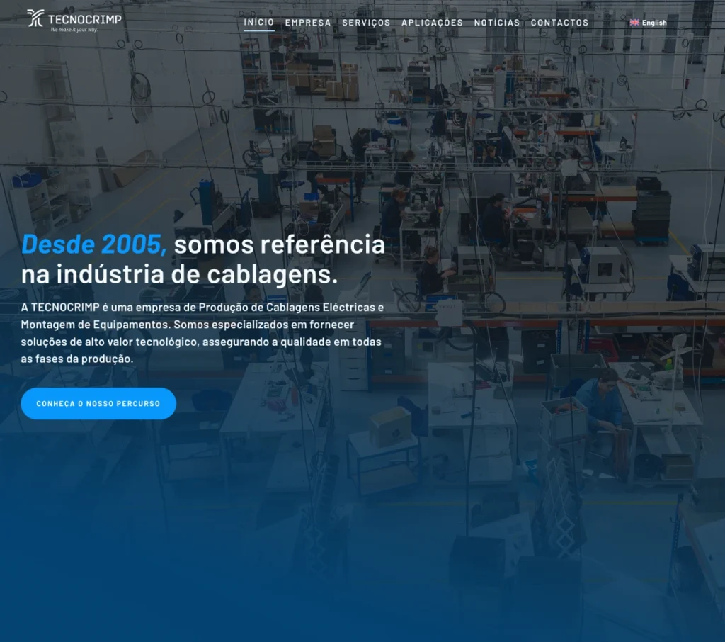 Página inicial do website da TECNOCRIMP, desenvolvido por OMeuSite.pt, mostrando uma vista ampla de uma unidade industrial de produção de cablagens com texto de destaque azul.