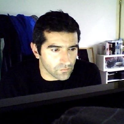 Sérgio Correia, fundador do projeto OMeuSite.PT, a no escritório com ambiente casual.